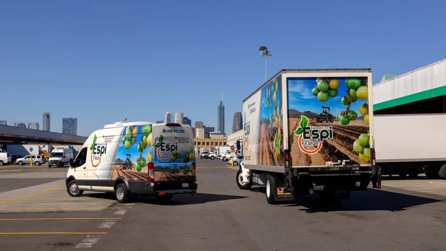 Camiones de reparto de Espi-Fresh en el Los Angeles Produce Market